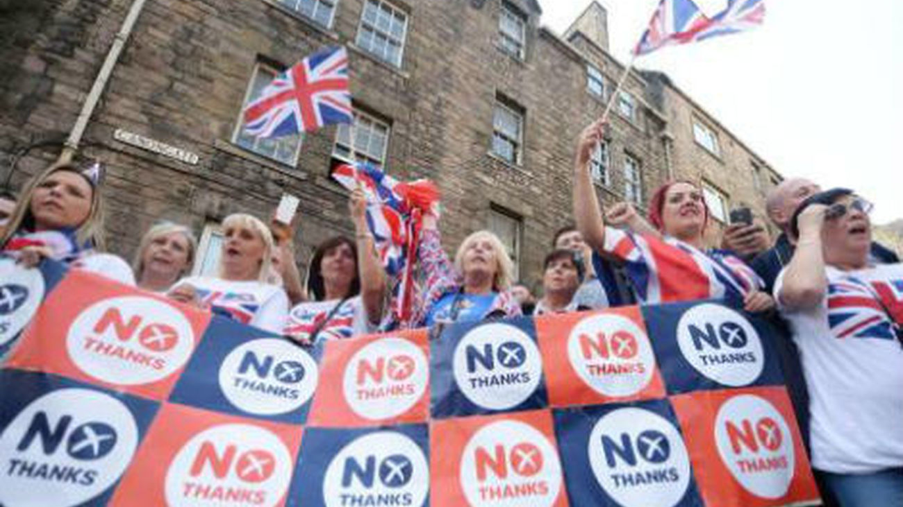 Miles de "orangistas" marchan en Edimburgo contra la independencia de Escocia