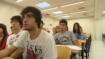 El dinero para becas en el curso 2013-2014 se reduce en 75,3 millones de euros