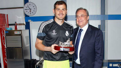 Florentino obsequia a Casillas con una réplica de La Cibeles