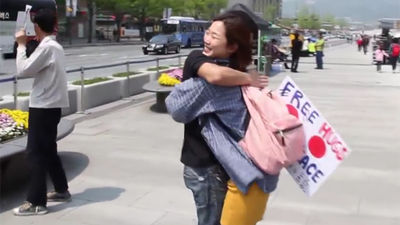 Un japonés reparte abrazos por Asia durante tres años para promover la paz