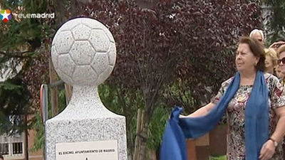 Un monolito recuerda al 'maestro' Luis Aragonés en su barrio de Hortaleza