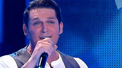 Manu Tenorio interpreta en directo 'Lucía'