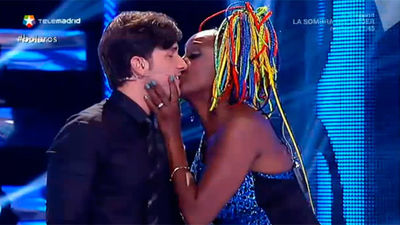 El beso de Lucrecia a Dani Menez