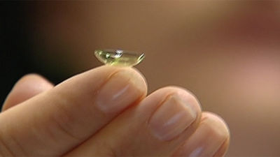 Salen al mercado unas lentillas creadas por españoles contra la degeneración de la retina