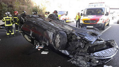 Un hombre y una mujer heridos graves al volcar su coche en la M-40