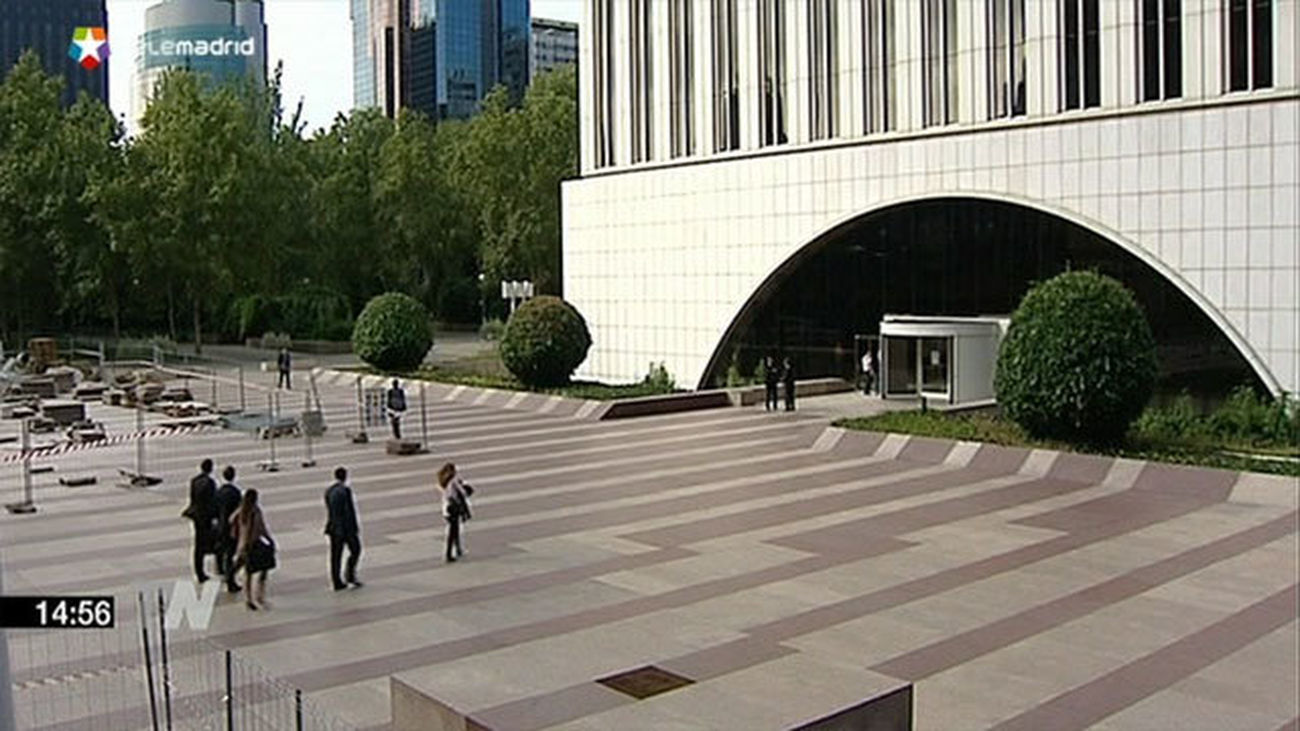 La plaza junto a Torre Picasso
