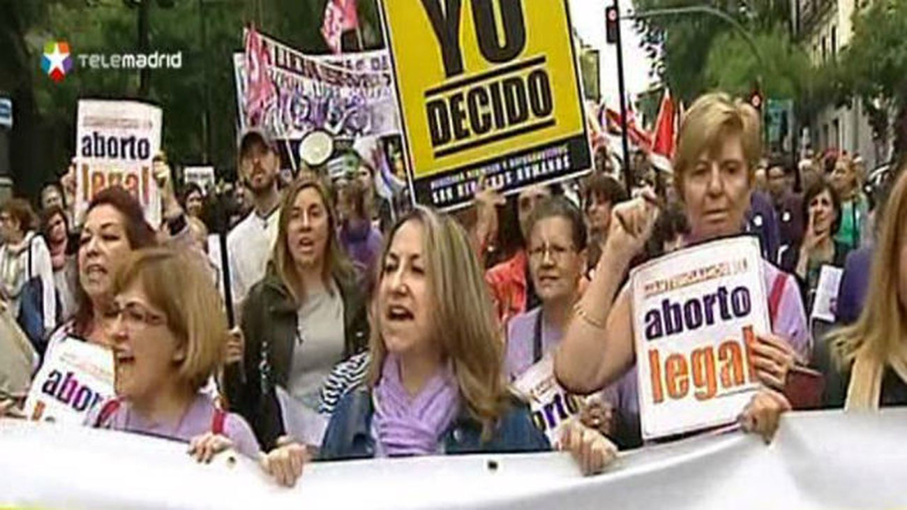 Miles de mujeres celebran en Madrid retirada de la ley del aborto en España