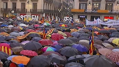 Miles de personas protestan en Cataluña en contra de la suspensión de la consulta