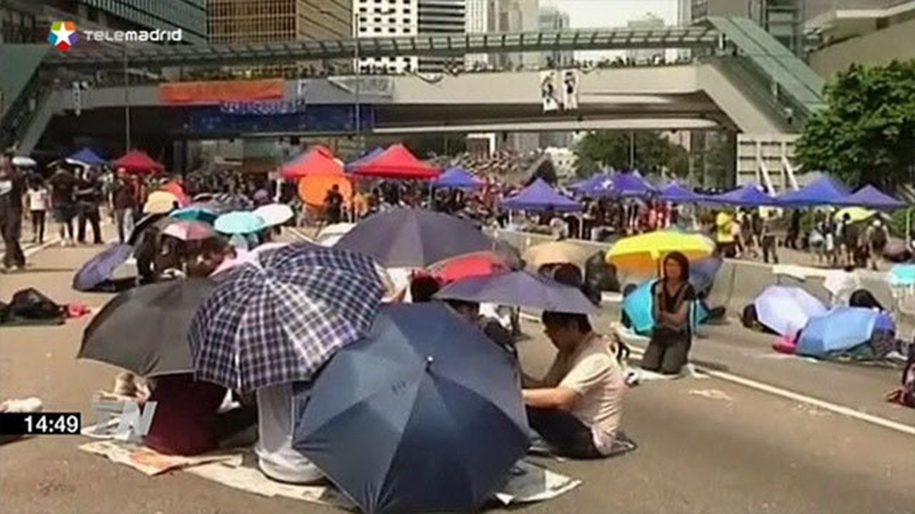 El líder de Hong Kong no dimite y anuncia un diálogo político con los estudiantes