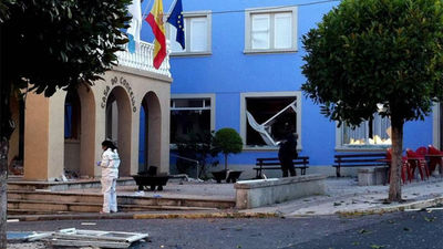 Un explosivo atribuido a Resistencia Galega destroza un ayuntamiento lucense