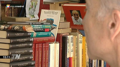 Optimismo en el ecuador de la Feria del Libro de Madrid: "Ya compran hasta 2 y 3 libros"