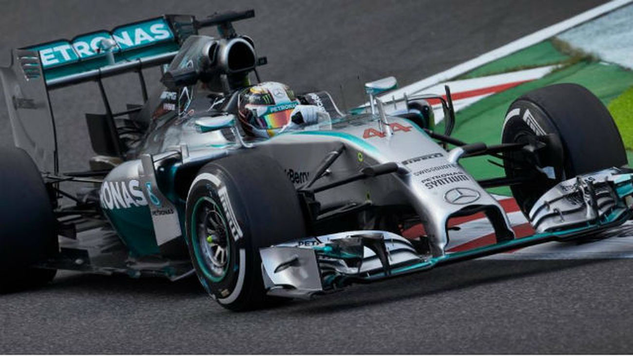 Hamilton más líder tras ganar en Suzuka y Alonso abandona