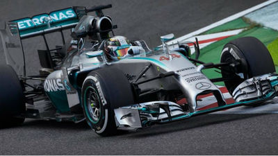 Hamilton más líder tras ganar en Suzuka y Alonso abandona