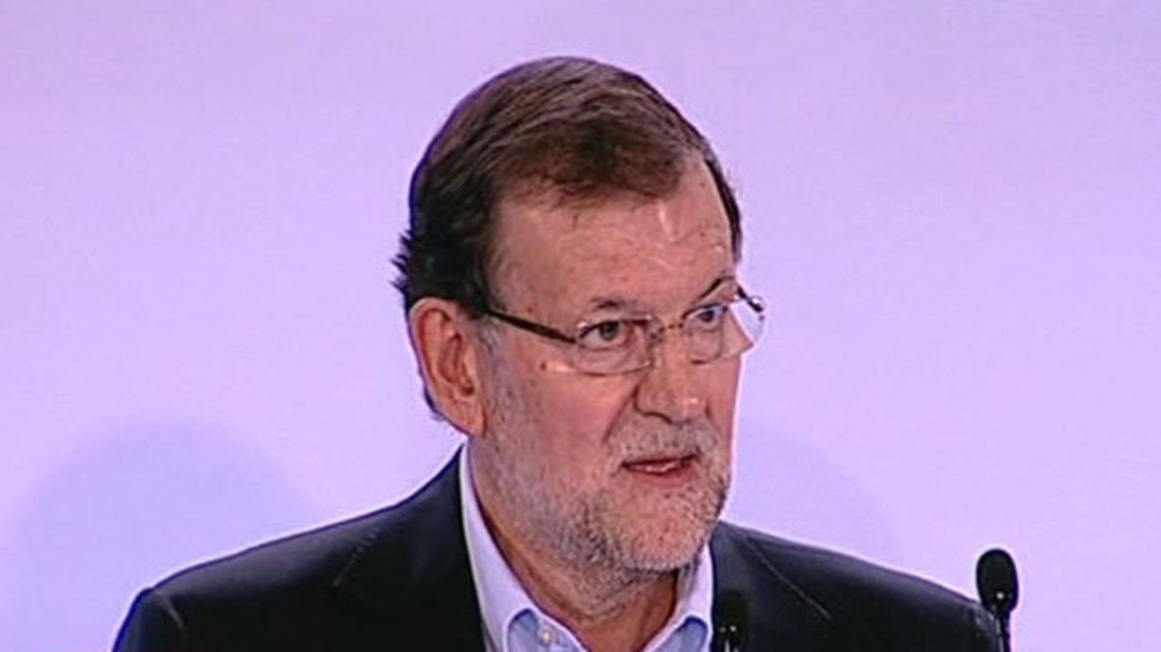 Rajoy dice que la "ley y el diálogo" son la "salida" a la situación de Cataluña