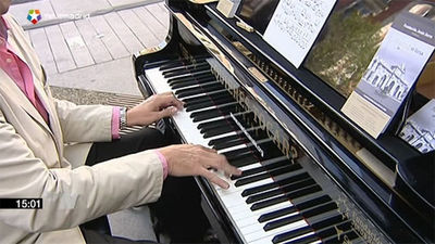 Serrano acoge 7 pianos en la calle para disfrutar tocando o escuchando la música