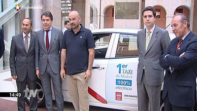 González entrega las llaves del primer taxi 100% eléctrico que circulará por la región
