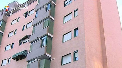 Los vecinos de la auxiliar con ébola están preocupados y exigen información