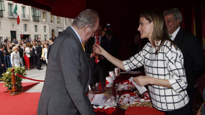 El rey Juan Carlos acude a la mesa de la Cruz Roja presidida por doña Letizia