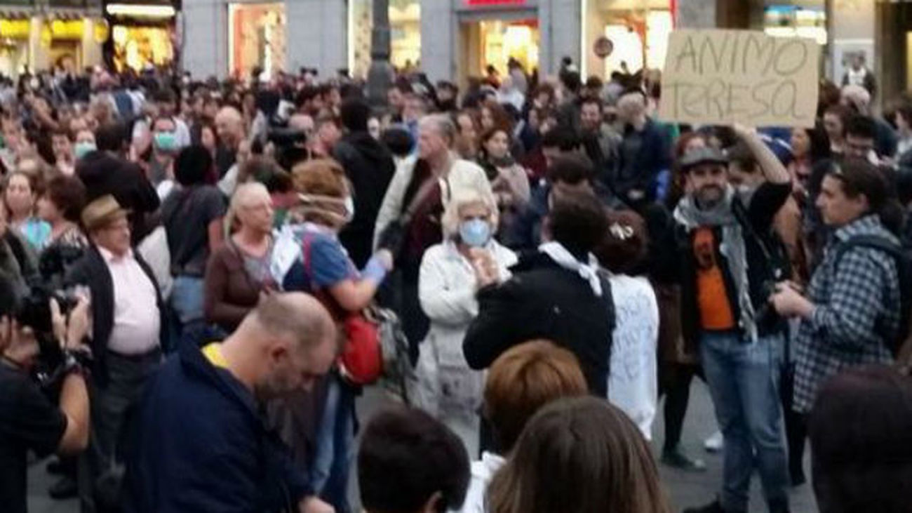 Decenas de personas protestan por la gestión del ébola