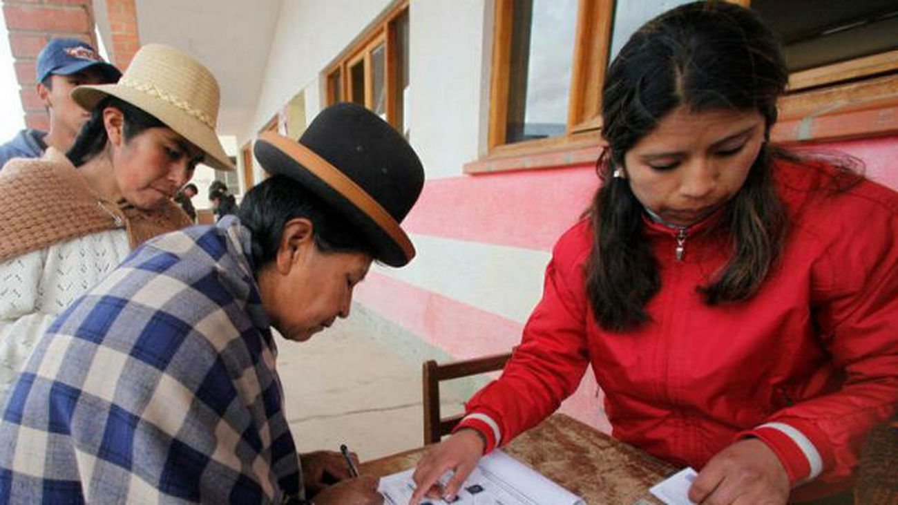 Los bolivianos comienzan a votar para elegir presidente y renovar el Congreso