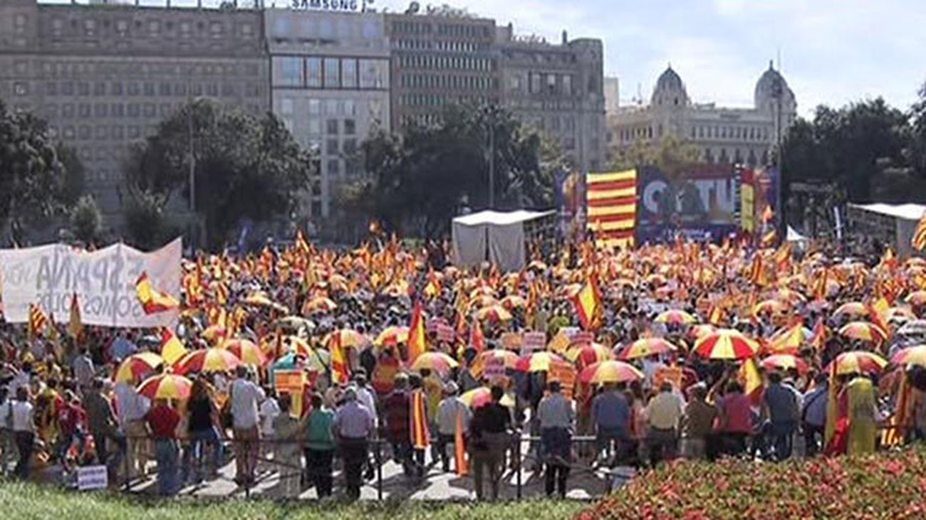 Miles de personas se concentran a favor de que Cataluña siga unida a España