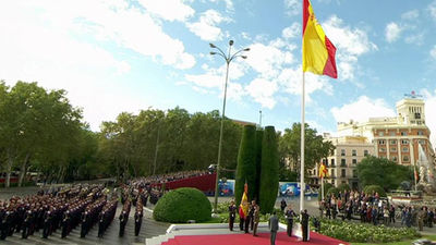 Los Reyes presiden el desfile, con la princesa de Asturias y la infanta Sofía