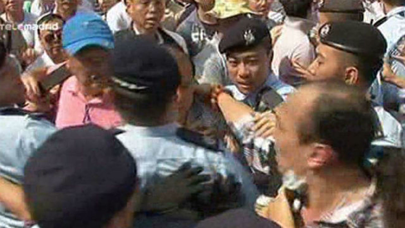 Hong Kong: Centenares de opositores a las protestas se enfrentan a los manifestantes