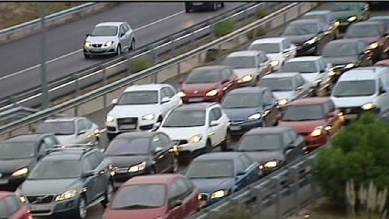 Varios accidentes y la lluvia causan cerca de 200 kilómetros de atascos