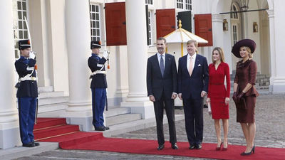 Guillermo y Máxima ofrecen una amistosa bienvenida a los Reyes de España