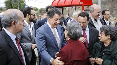 Ignacio González inaugura una línea de autobuses en Móstoles