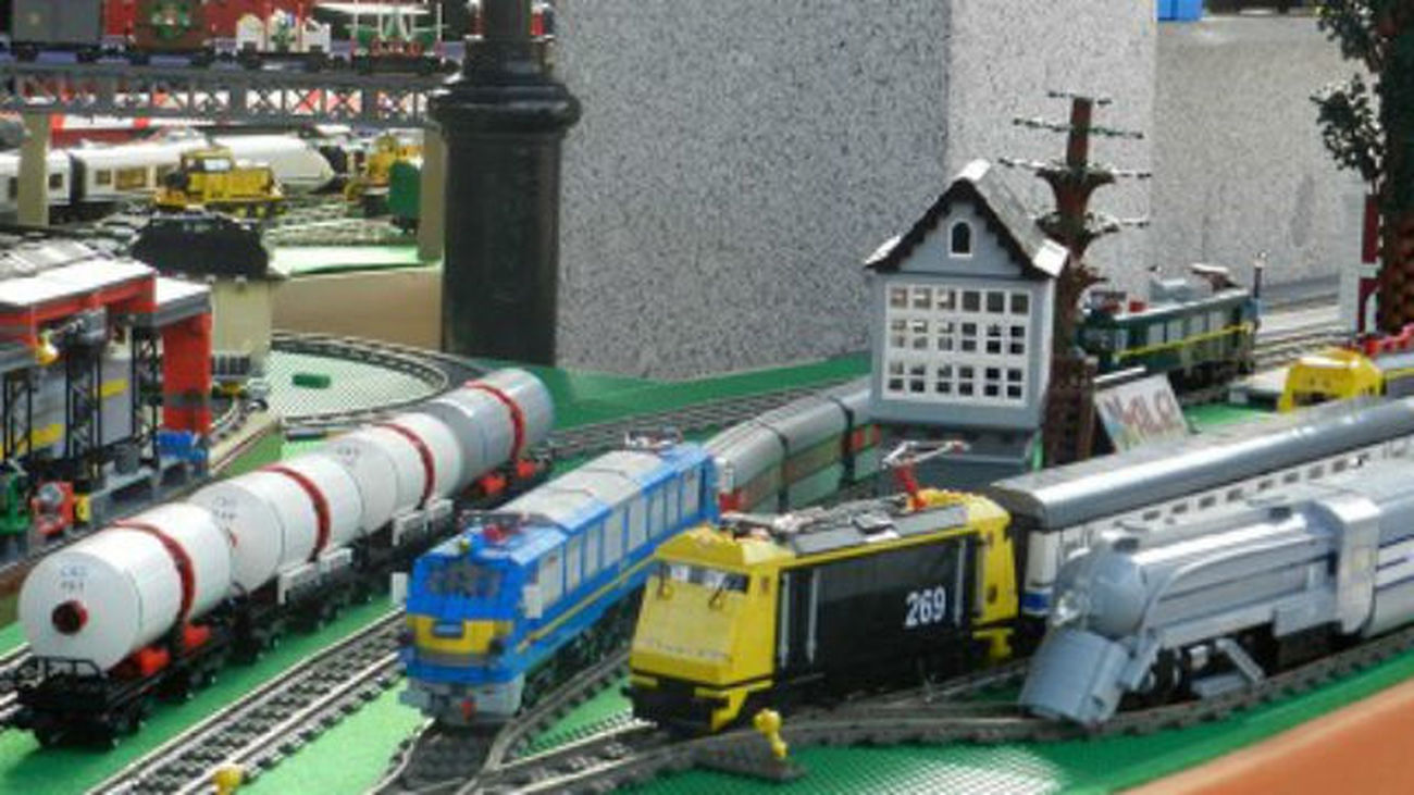Una exposición de trenes construidos con piezas Lego