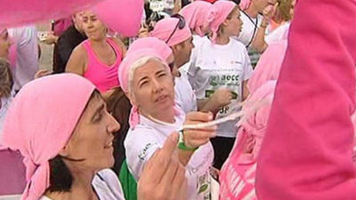 Más de un centenar de personas 'bailan' en Sol contra el cáncer de mama