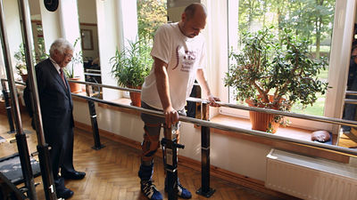 Consiguen que un paciente con la médula espinal seccionada vuelva a andar