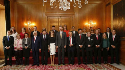 Los Reyes de España se retratan con los Premios Príncipe de Asturias 2014