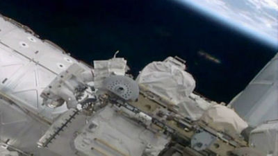 Un OVNI aparece durante una caminata  espacial en la ISS