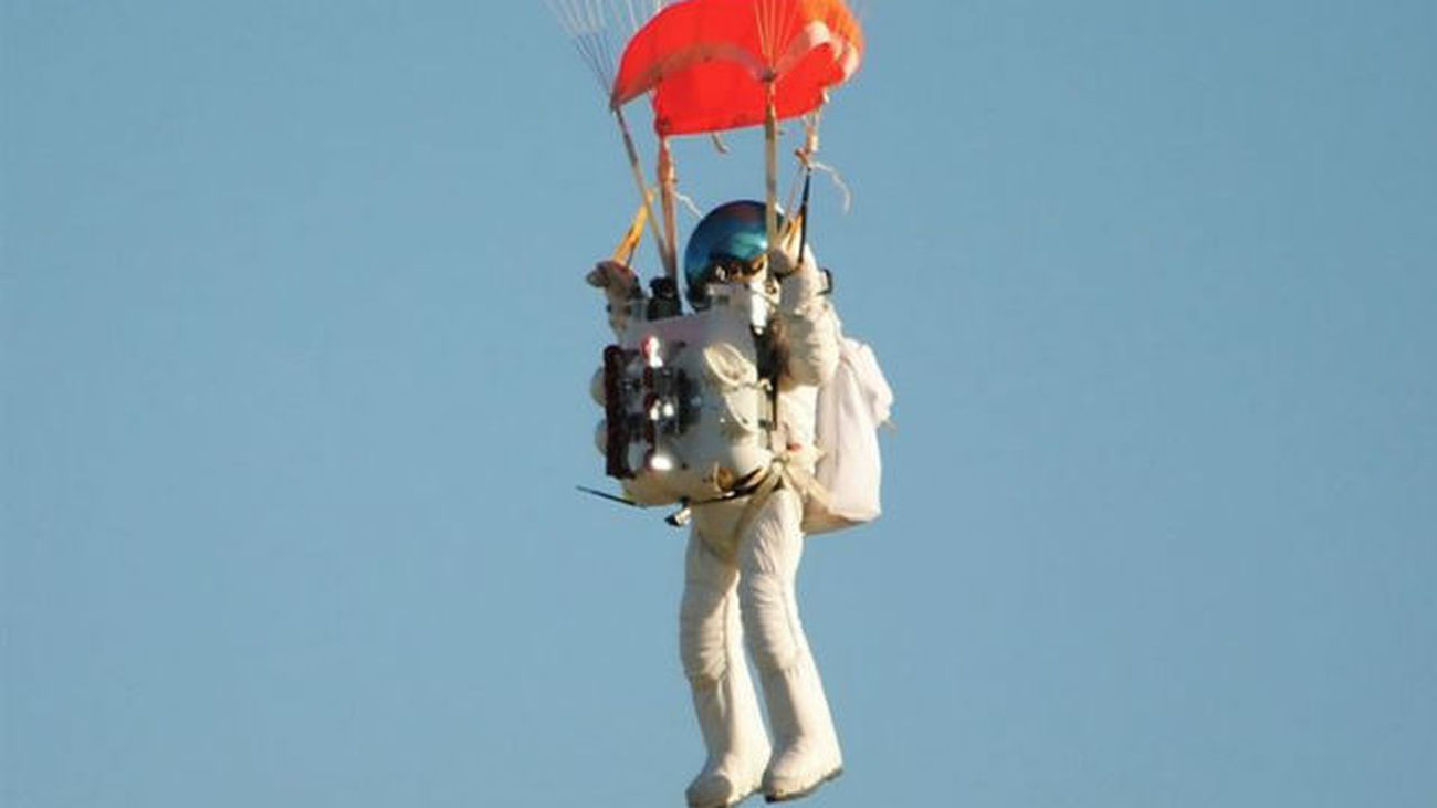 Un ejecutivo de Google bate récord al saltar en paracaídas