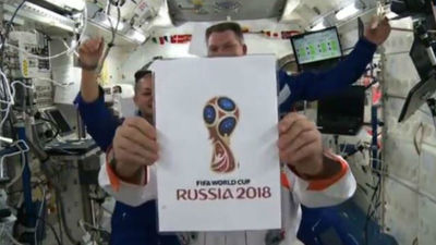 Cosmonautas rusos presentan el logotipo del Mundial 2018