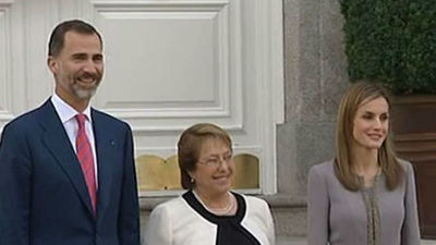 Bachelet llega a España en primera visita Estado con Felipe VI como anfitrión