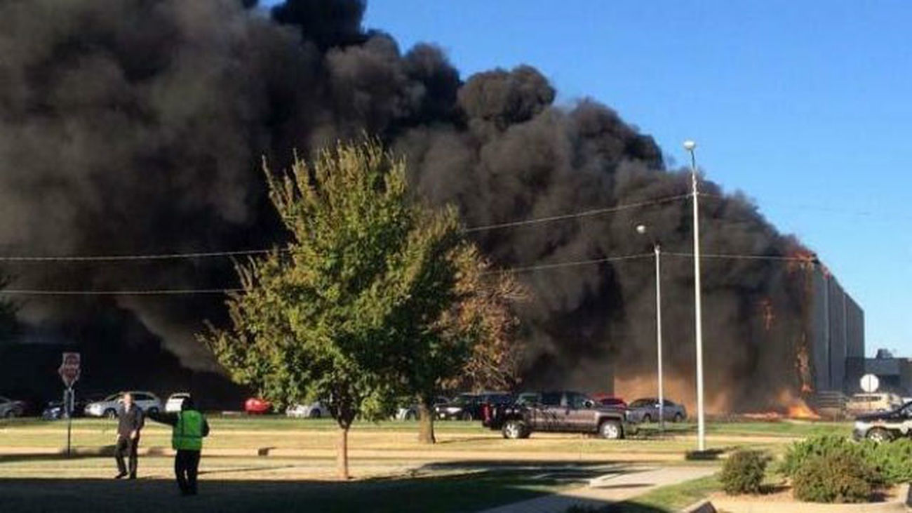Al menos dos muertos al estrellarse un avión contra un edificio en Kansas