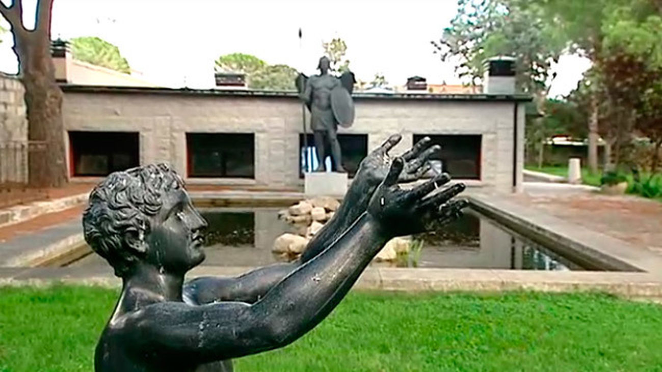 La Cabrera: El tiempo roedor, Una casa con encanto hecha de granito