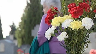 Madrileños mantienen el rito de comprar flores aunque con menos presupuesto