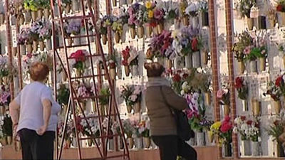 El buen tiempo acompaña a las familias a visitar a los suyos en los cementerios