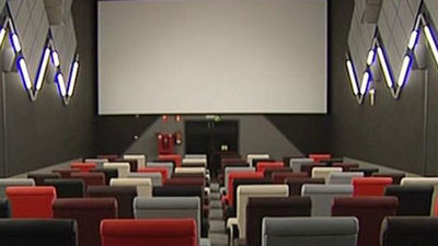 Cinco parados sin experiencia reabren un cine de estreno en Las Rozas