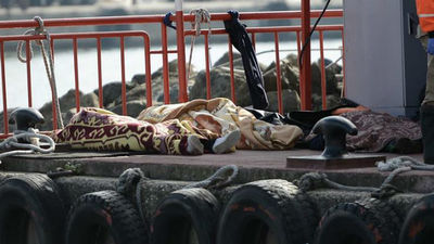 Al menos 24 muertos al naufragar una barca con 40 refugiados en Turquía