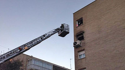 Rescatadas una niña y un adulto en el incendio de un piso en Parla
