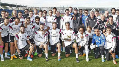 Cristiano celebra la Bota de Oro 2014 con sus compañeros