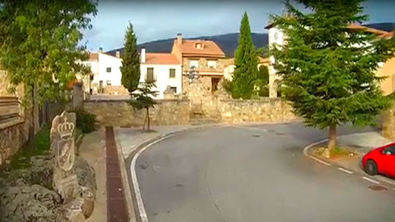 Navarredonda y San Mamés: Carla y la fuente vieja