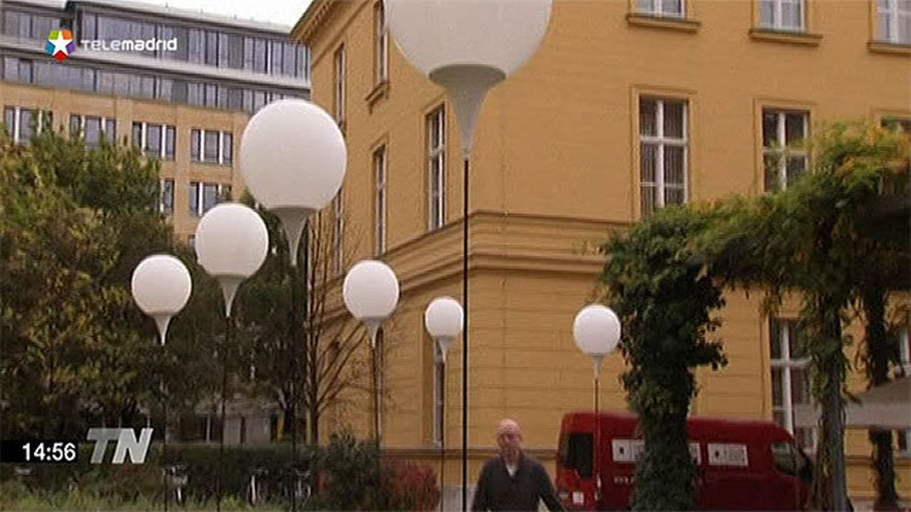 Globos blancos recuerda donde estaba el muro en Berlín