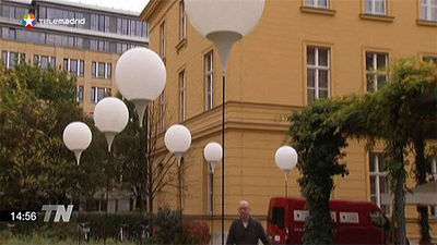 Miles de globos iluminan el recorrido del antiguo muro de Berlín