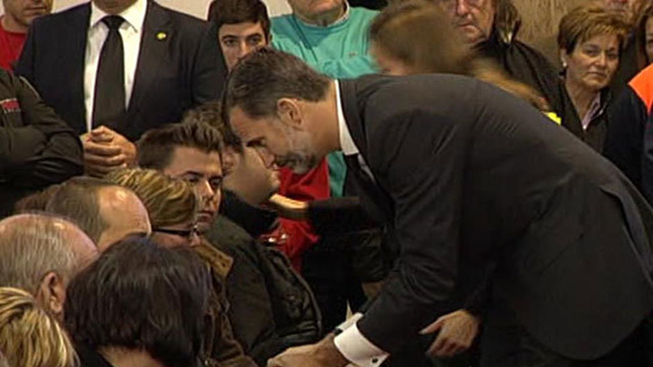 Los Reyes presiden el funeral en Bullas tras dar pésame a los familiares